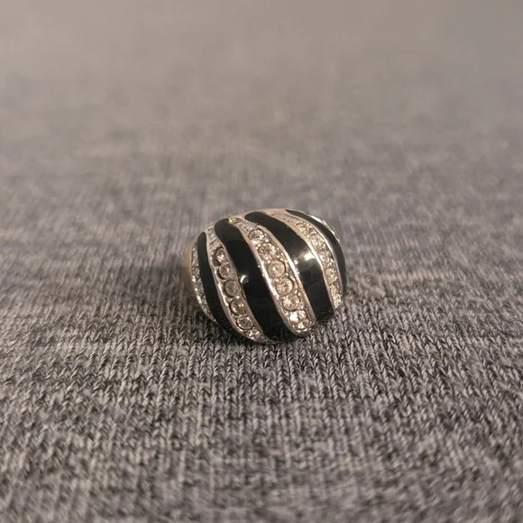 3 for $30 | Vintage EDCO Black Enamel and Rhinestone Dome Ring, Size 10 - Picture 3 of 6